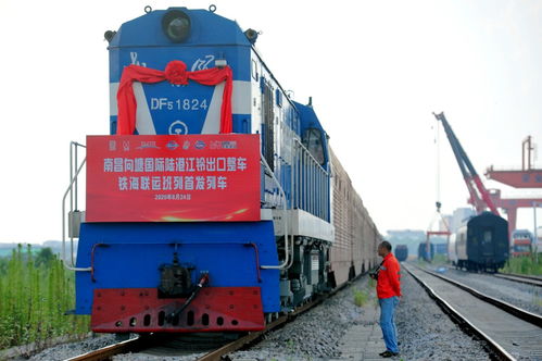 南昌向塘國(guó)際陸港首列商品汽車整車出口鐵海聯(lián)運(yùn)外貿(mào)班列開行